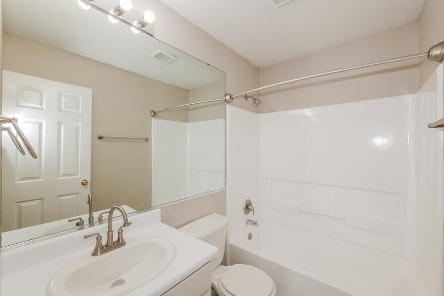 Building Photo - 7204 Parklake Pl