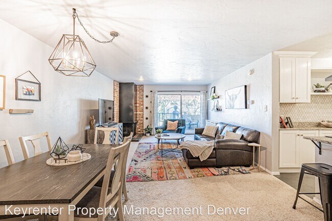 Building Photo - 2 br, 1 bath House - 700 N Washington St #207