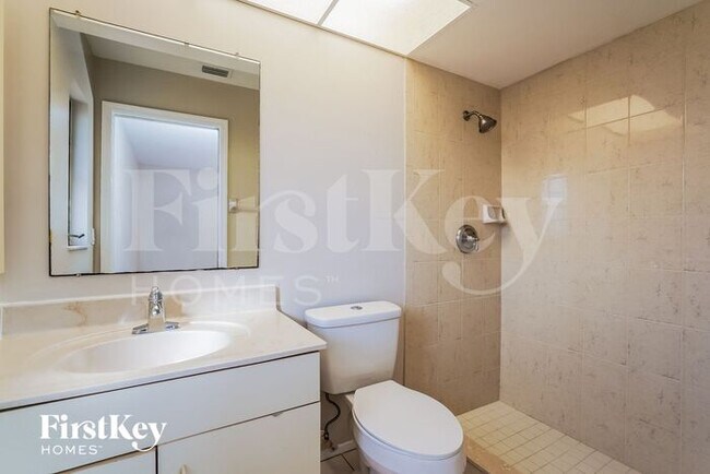 Building Photo - 241 SE 1st Ave