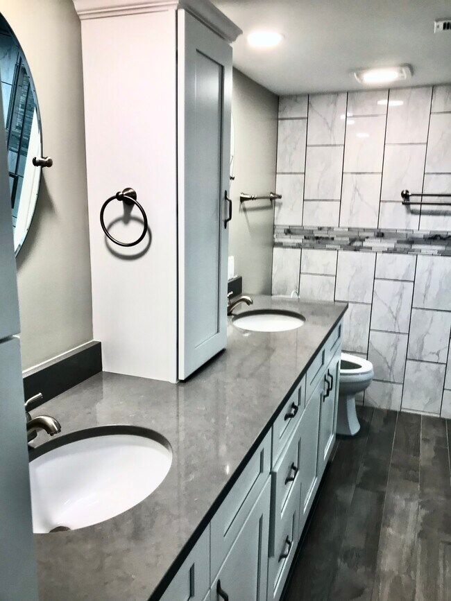 MASTER BATH. - 3679 Oakhill Dr