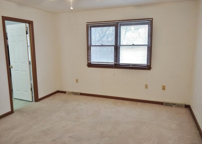 Building Photo - 2 Bed / 1-1/2 Bath Single Family Home Townhome