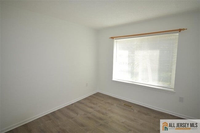 Building Photo - 49 Farnham Square