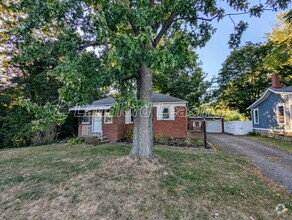 Building Photo - Charming Brick Ranch in Keystone Schools o...