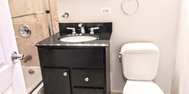 Building Photo - 4 bedroom in Chicago IL 60657