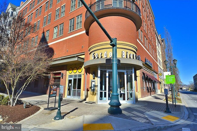 Building Photo - 4 Monroe St