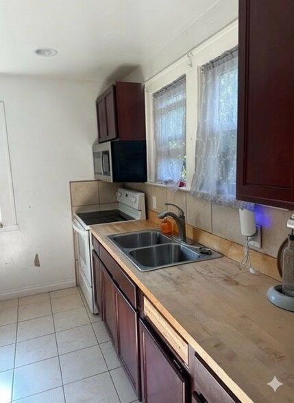 Building Photo - 1412 Durand St