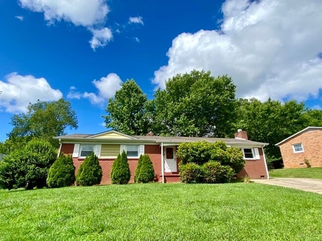 Building Photo - Charming Brick Ranch in Haw Creek