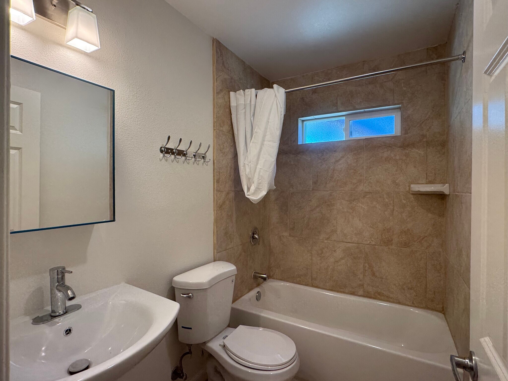 Building Photo - 1009 E Jones St