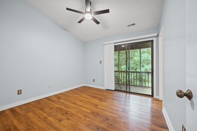 Building Photo - This beautifully maintained 2-bedroom, 2-bath 3rd Floor unit in Lake Wylie Woods is a Gem!
