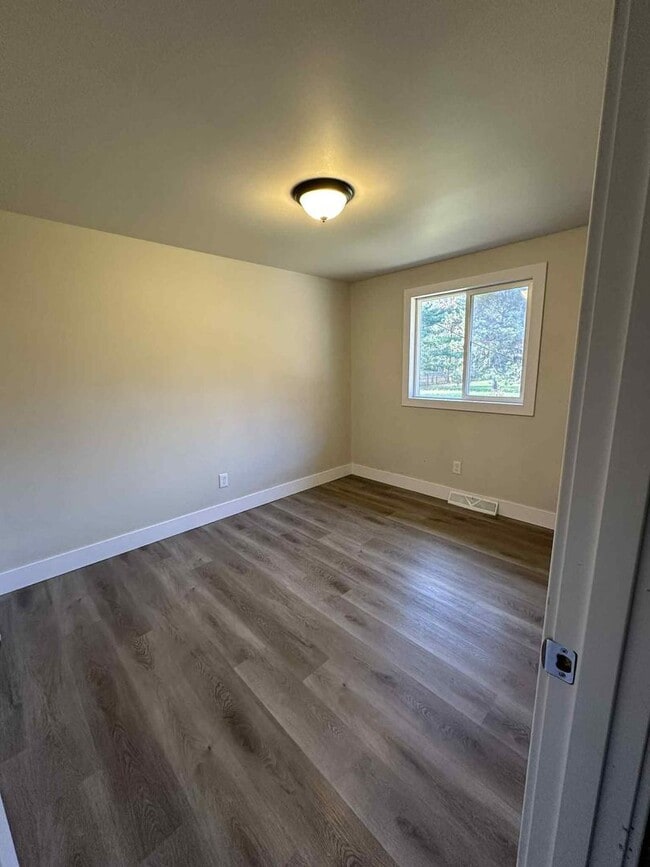 Building Photo - REMODELED 2 Bedroom Duplex