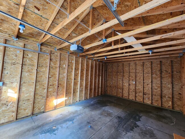 Building Photo - Spacious 3 Bedroom 1.5 Bathroom Home