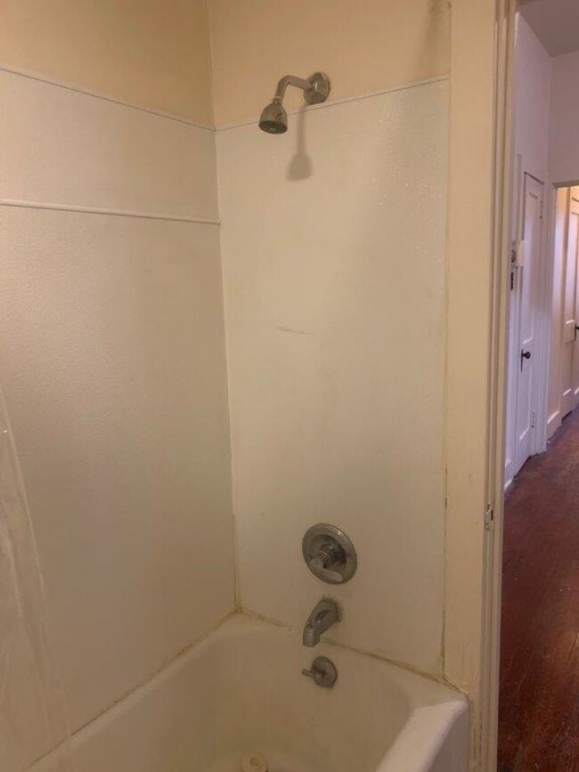 Building Photo - 1st Floor 1 Story 1 Bedroom 1 Bathroom Apa...