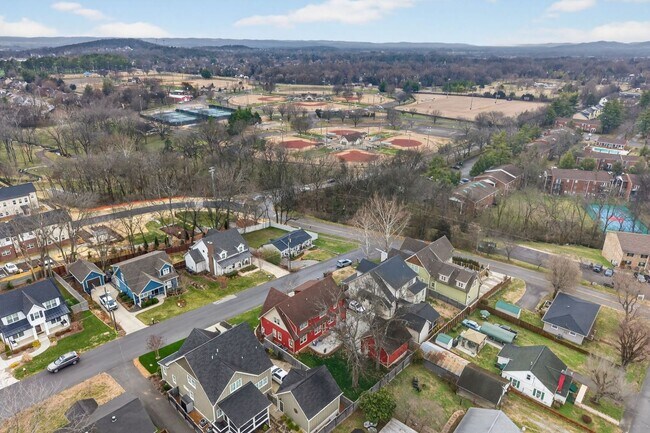 Building Photo - Great location, less than one mile from Historic Downtown Franklin.