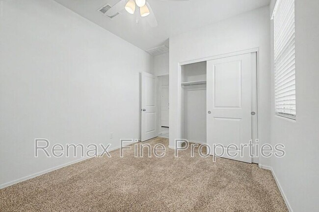 Building Photo - 15543 W Desert Hollow Dr