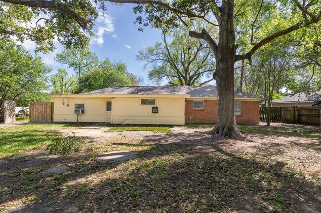 Building Photo - 2015 Wycliffe Dr