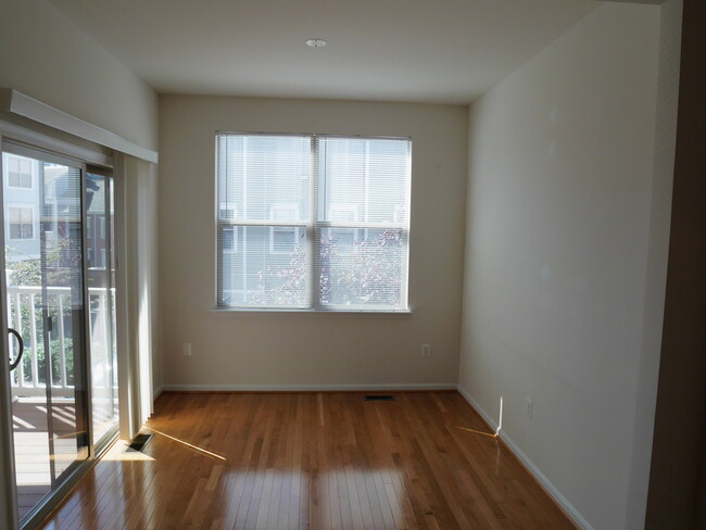 Building Photo - 2 Bedroom Townhome Located In Baltimore Ci...