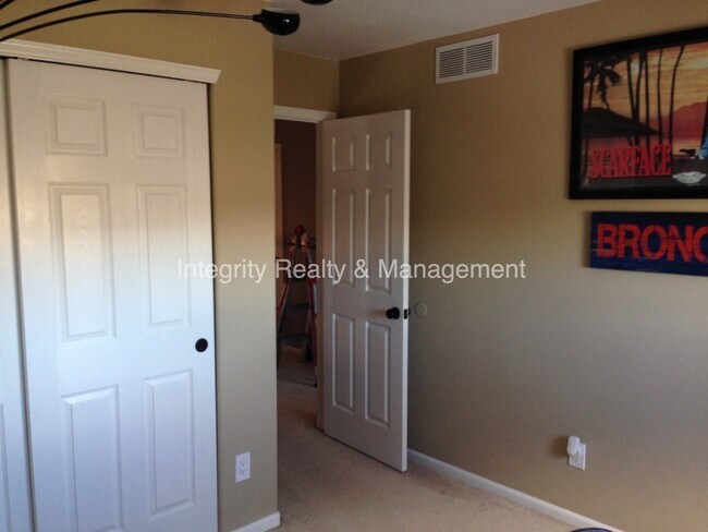 Building Photo - 305 Dunhill St