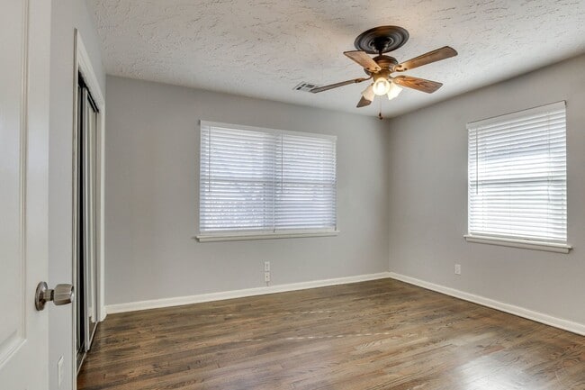 Building Photo - Three bed home in the heart of The Village