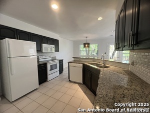 Building Photo - 568 Lake Forest