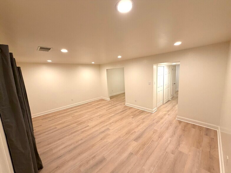 View of the living from from the back doors. - 1005 Willow Green Dr