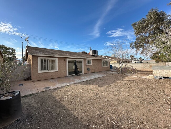 Building Photo - Unique property with NO HOA