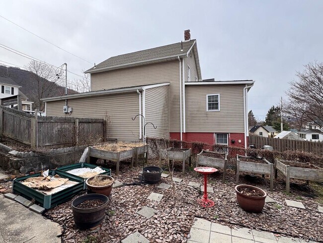 Building Photo - 69 Russell Ave