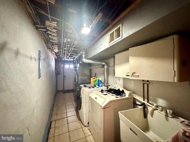 Building Photo - 827 Hampshire Rd