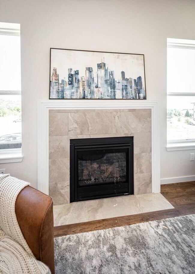 Building Photo - FULLY FURNISHED 3 Bed Luxury End Unit Townhome backs to Nature