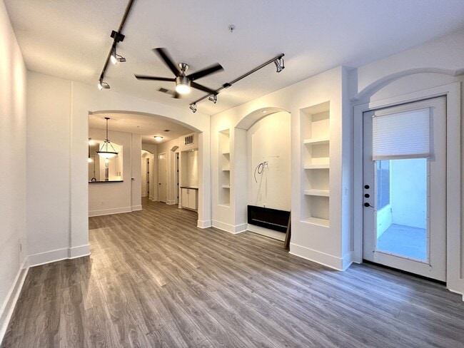 Primary Photo - BEAUTIFUL CONDO WITH AMENITIES NEAR VANDER...