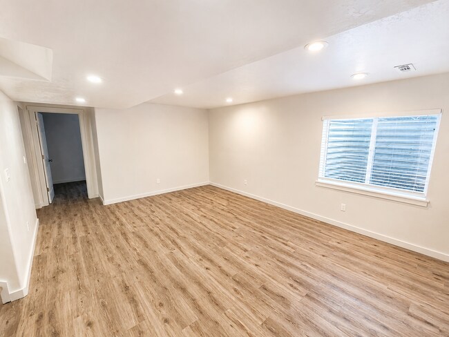 Building Photo - 44 W 470 N