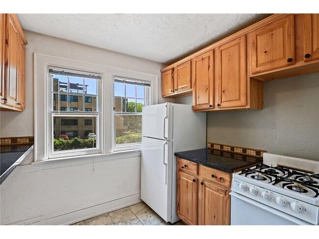 Building Photo - 1913 Emerson Ave S