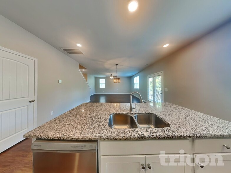 Building Photo - 752 Prominence Rd