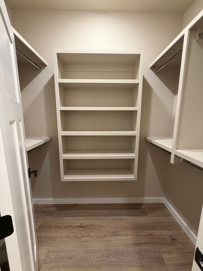 Building Photo - 3 Bed | 2 Bath House | Fridge will be add upon move in.