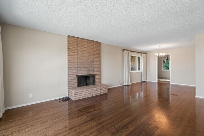 Building Photo - Single-Family Home Located in Peaceful Nei...