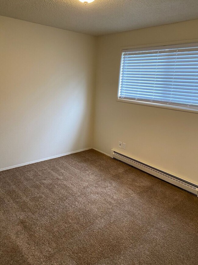 Building Photo - (473) Walnut Duplex - 2 Bedroom / 1 Bathroom