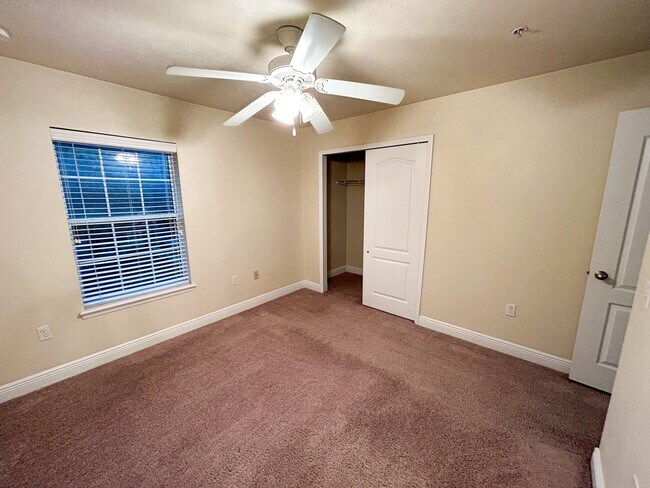 Building Photo - Chase Hollow #101