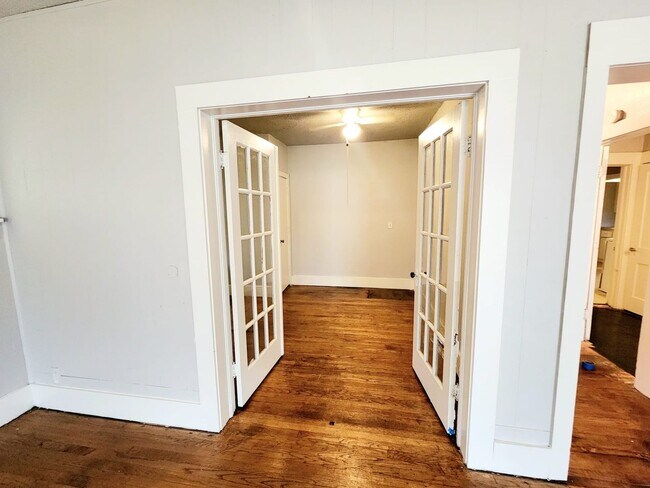 Building Photo - Spacious Four-Bedroom near Plaza District