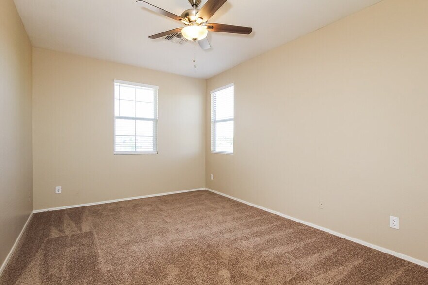 Building Photo - 5143 W Albeniz Pl