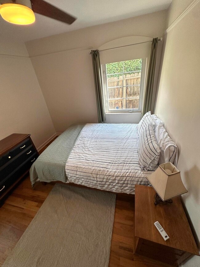 Building Photo - 732 Loma Vista Dr NE