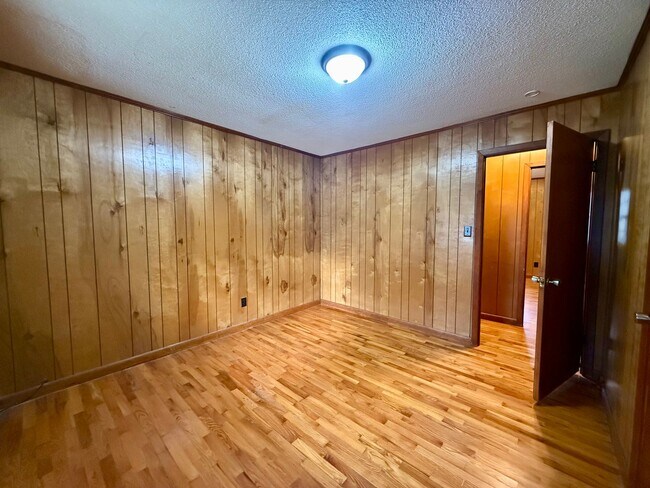 Building Photo - 4 Bedroom/1.5 Bathroom Home in Paragould AR - $1,275/month