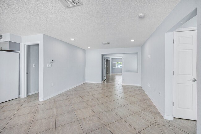 Building Photo - Waterfront 3BR/2BA Home – Walk to Beach + Boat Lift – $500 Off!