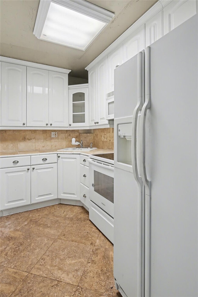 Building Photo - 3000 Riomar St