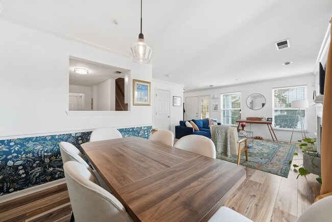 Building Photo - Enjoy the ease of condo style townhome living in this bright and inviting end unit.