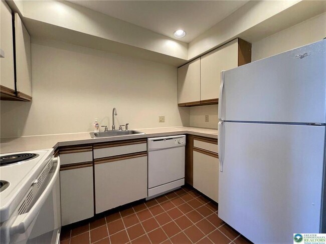 Building Photo - 101 W Race St