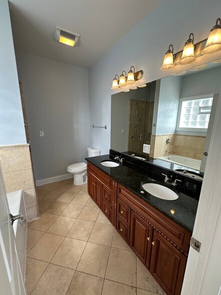 Building Photo - 6229 N Richmond St