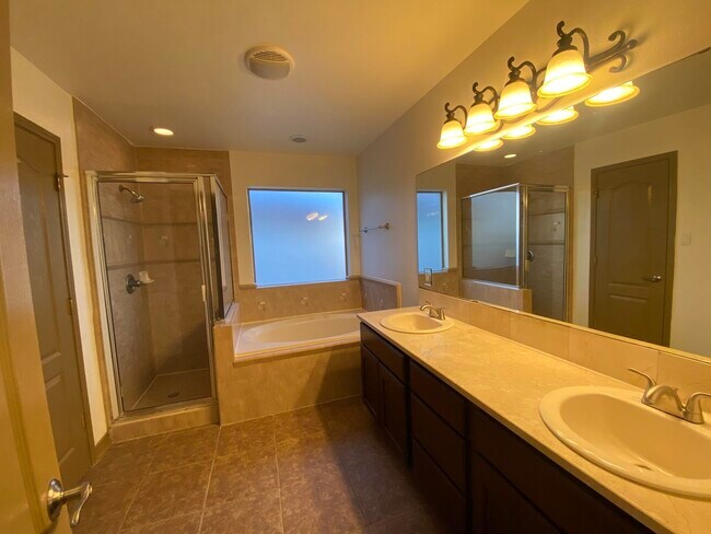 Building Photo - 9813 Sandhill Dr