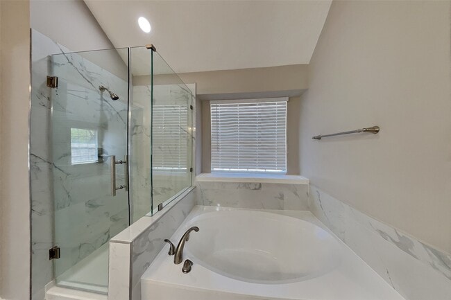 Building Photo - 814 Hyacinth Pl