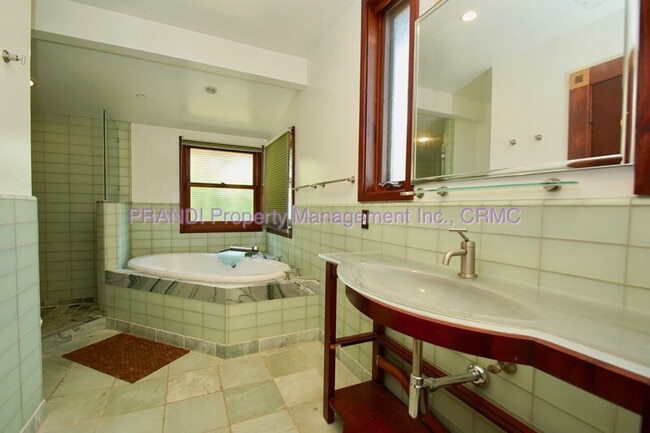 Building Photo - 63 Glen Dr