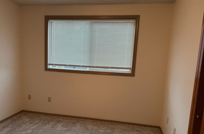 Building Photo - 125 NE Kingwood Dr