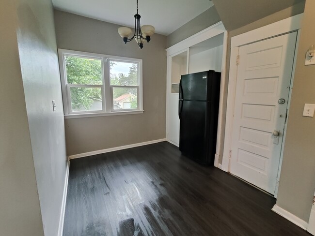 Building Photo - Spacious & Updated 2BR Apartment – Stylish...